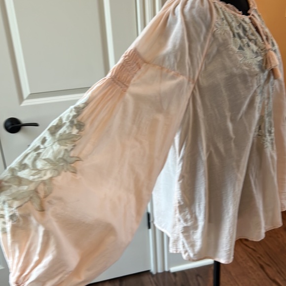 Ladies peach colored puffy sleeve blouse - Picture 3 of 5